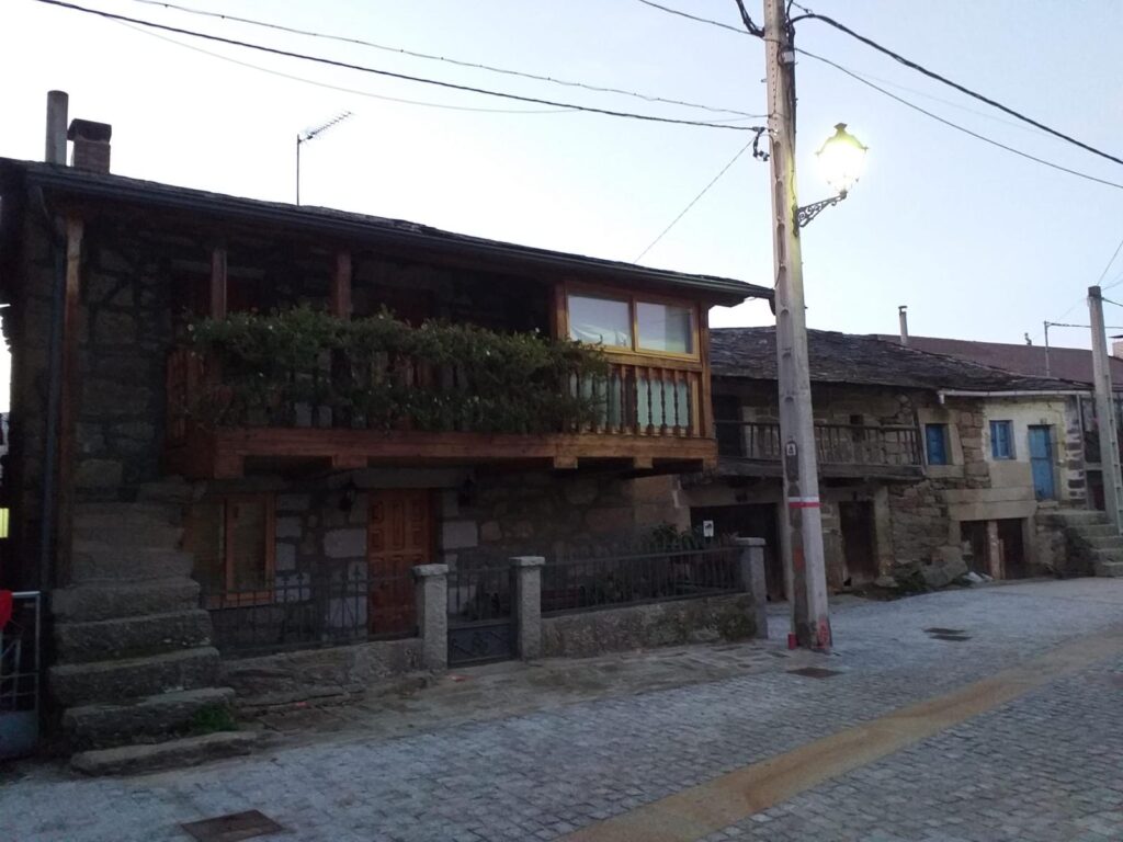 Casa tradicional sanabresa con balcón de madera